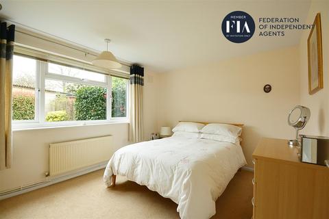 56 Ravenswood Gardens, Isleworth, TW7 4JG