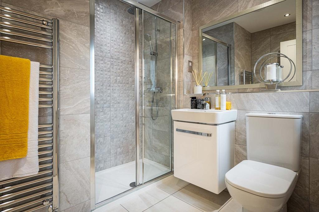 En-suite featuring a double shower
