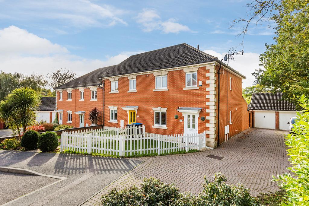 Juniper Close, Oxted, RH8 3 bed end of terrace house £465,000