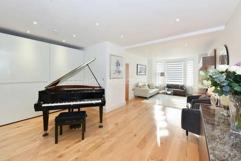 8 Bellevue Road, London, W13 8DE