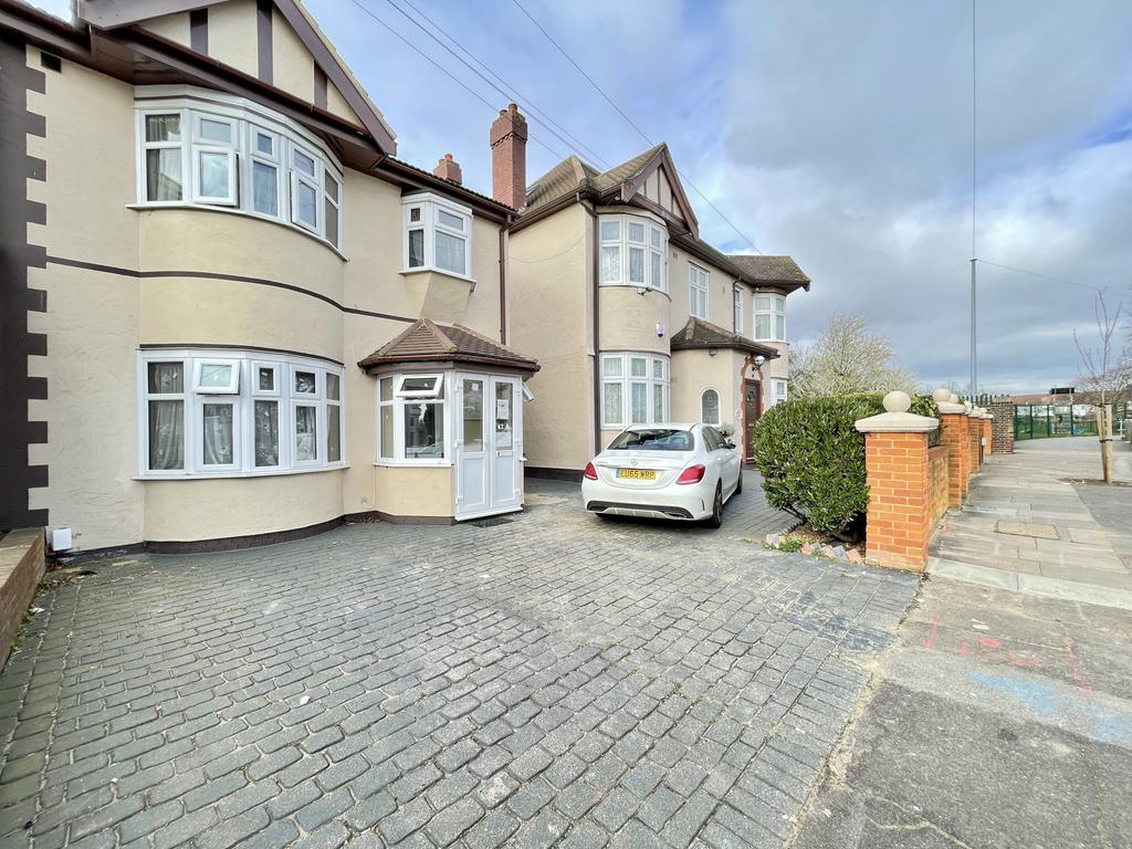 Highcliffe Gardens, Redbridge, IG4 1 bed flat £1,050 pcm (£242 pw)