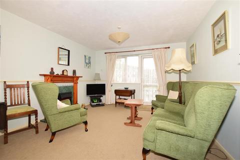 20 Bates Close, Larkfield, Aylesford, ME20 6TG
