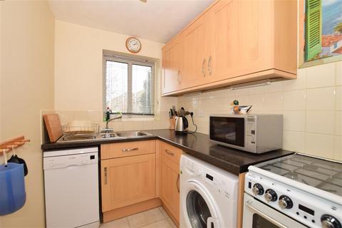 20 Bates Close, Larkfield, Aylesford, ME20 6TG