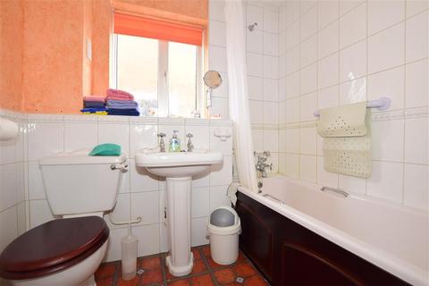 20 Bates Close, Larkfield, Aylesford, ME20 6TG