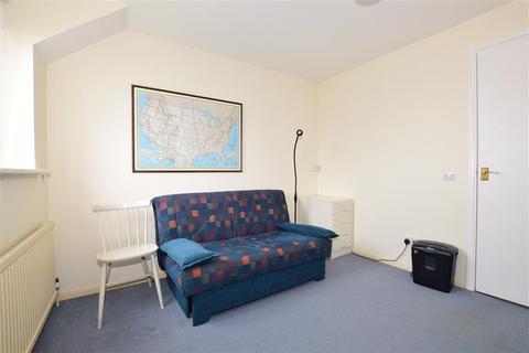 20 Bates Close, Larkfield, Aylesford, ME20 6TG