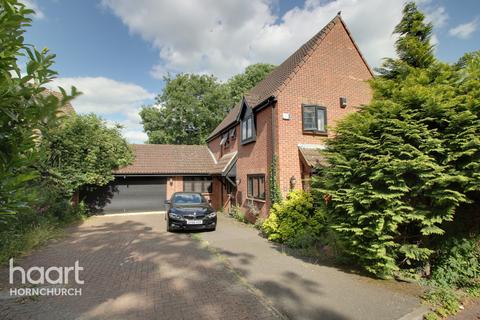 11 Spinney Close, Rainham, RM13 8LR