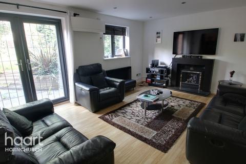 11 Spinney Close, Rainham, RM13 8LR