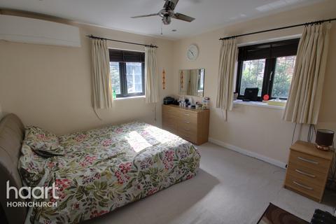11 Spinney Close, Rainham, RM13 8LR
