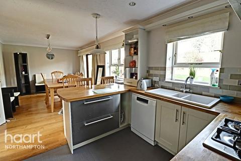 19 Colonial Drive, Northampton, NN4 0BL