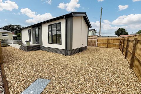 2 bedroom park home for sale, Central Avenue, Newport Park, Exeter