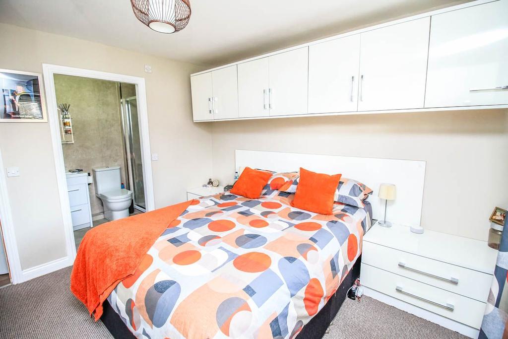 Bedroom 1 pic 2