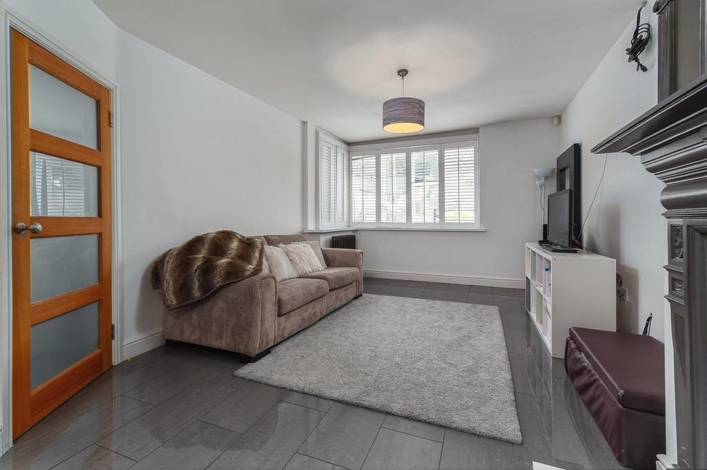 Mead Way, Coulsdon, CR5 1PQ 3 bed semidetached house £525,000