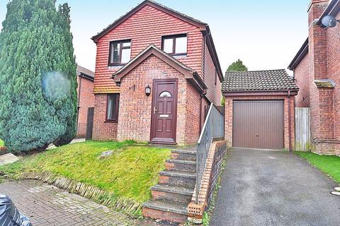 3 bedroom detached house to rent, Cheviot Gardens, Downswood ME15