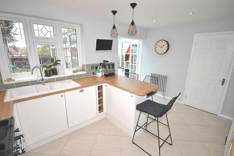 8 Clover Leas, Epping, CM16 5EA