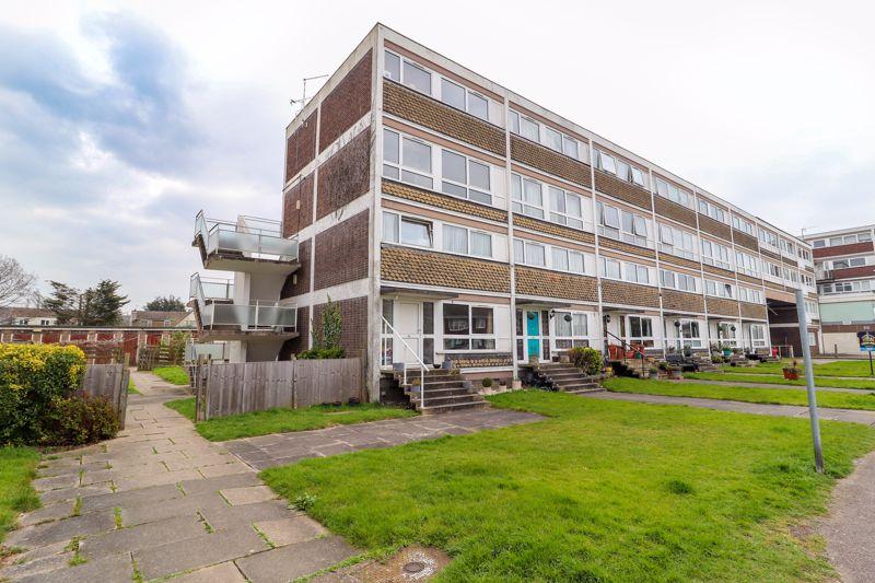 Roseberry Avenue, Benfleet 3 bed apartment £180,000