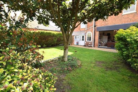 Flat 3, 50 Bromyard Road, Worcester, WR2 5DA