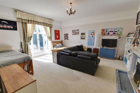 Flat 3, 50 Bromyard Road, Worcester, WR2 5DA