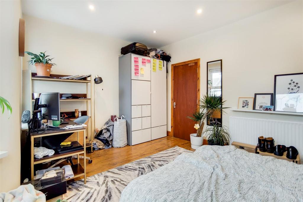 10 Main Bedroom-0.jpg