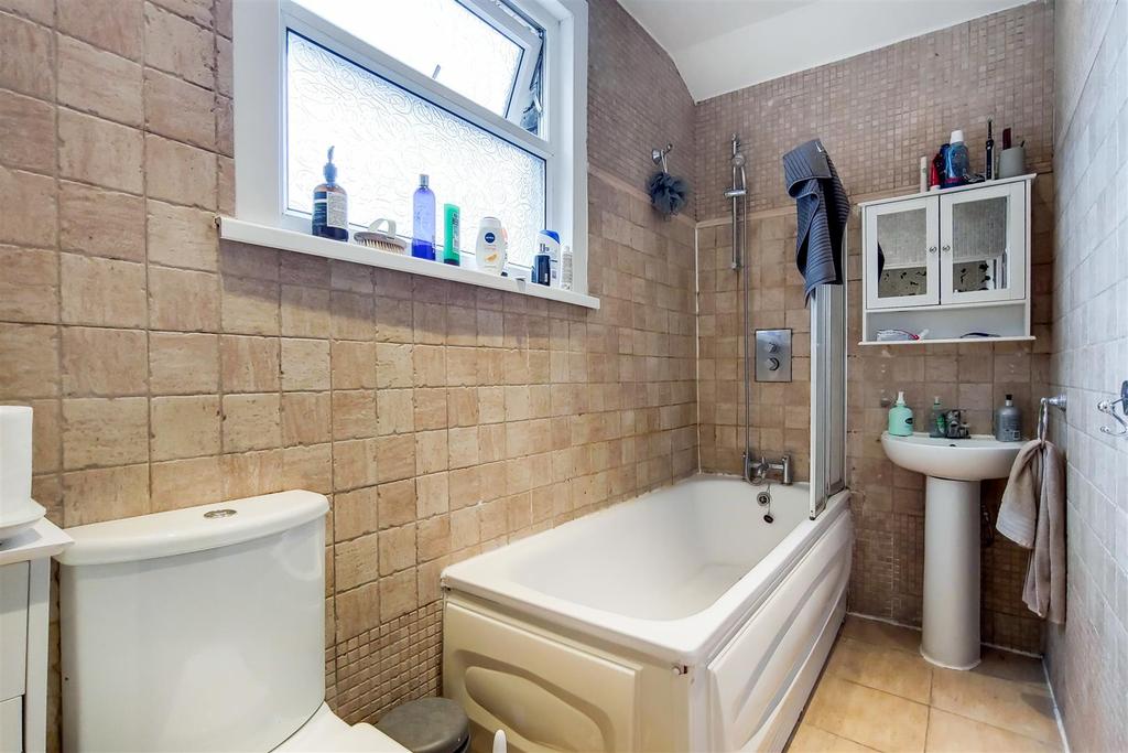 14 Bathroom-0.jpg