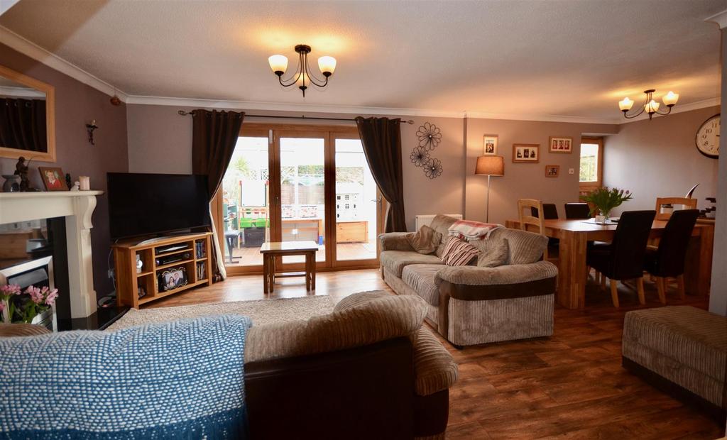 Hamber Lea, Lydeard, Taunton 3 bed end of terrace house £235,000