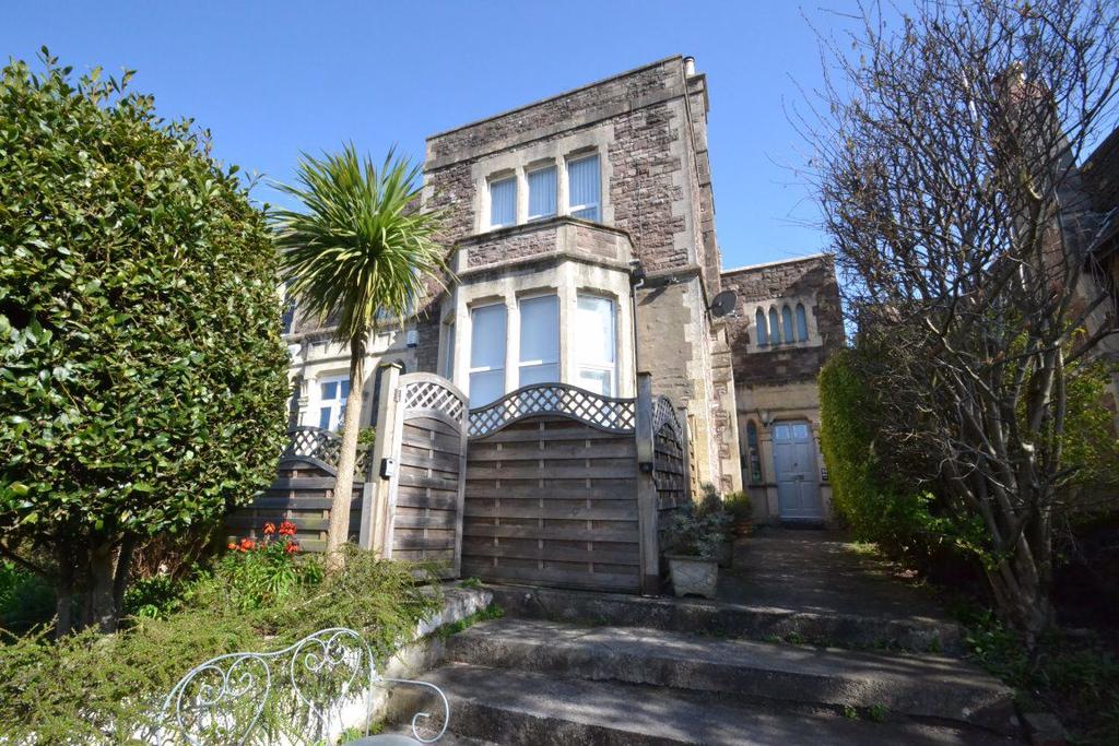 Woodhill Road, Portishead Bristol... 2 bed flat £1,250 pcm (£288 pw)