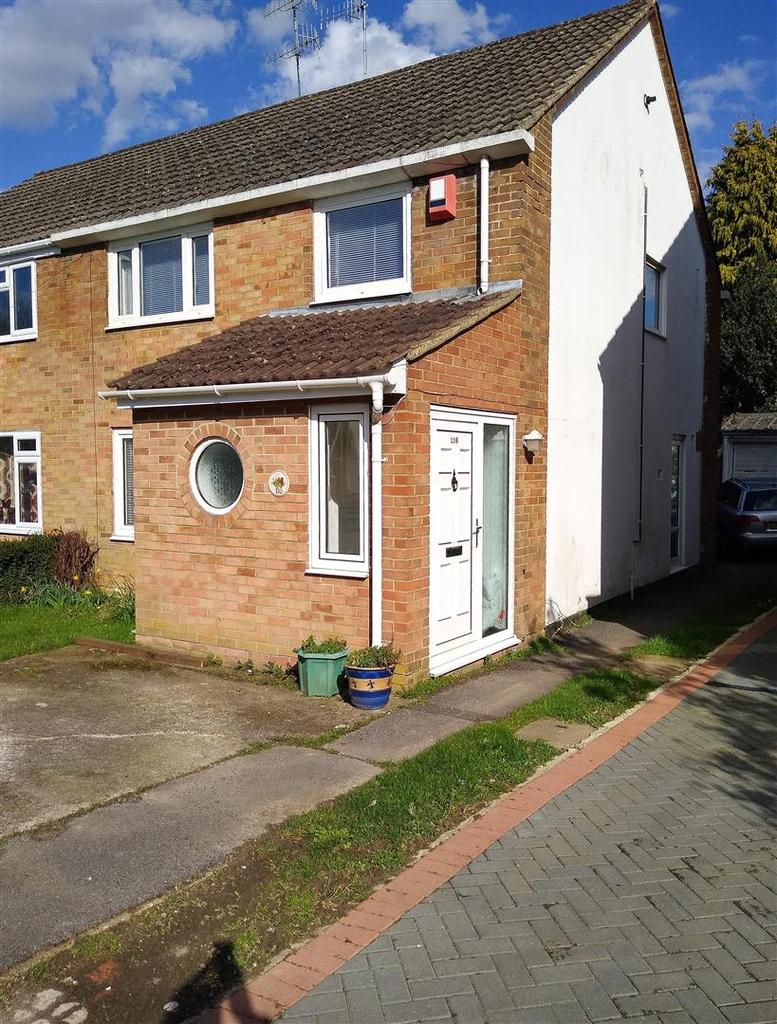 St. Marys Drive, Pound Hill, Crawley 3 bed semidetached house £1,350