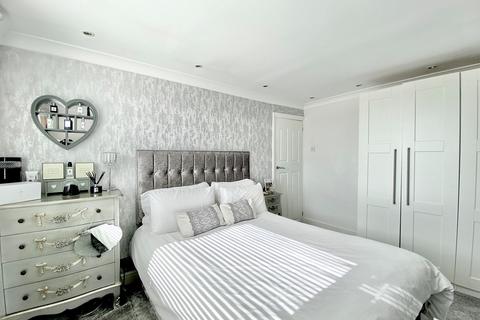 100 Flowerhill Way, Istead Rise, Gravesend, DA13 9DW