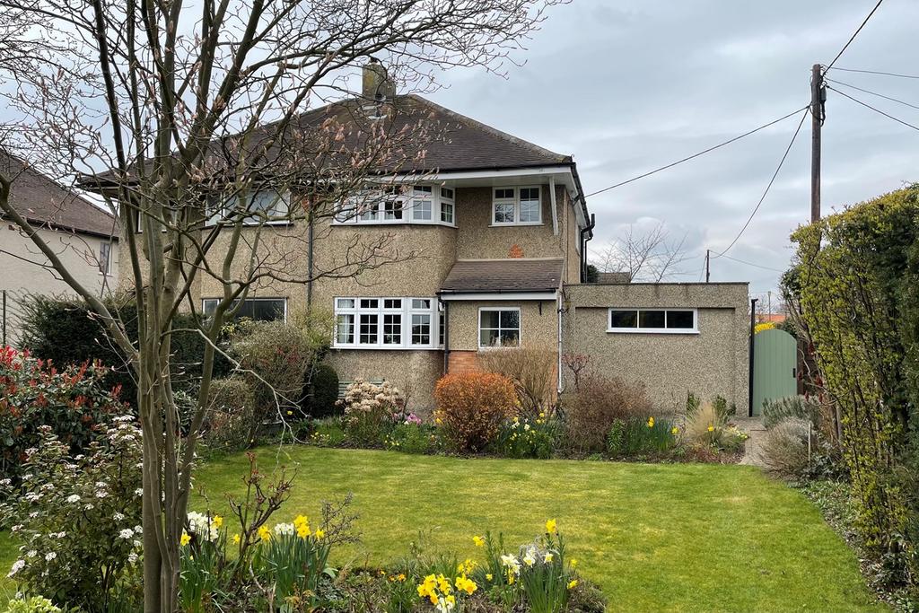 Main Road, Broomfield, Chelmsford, CM1 3 bed semidetached house £450,000