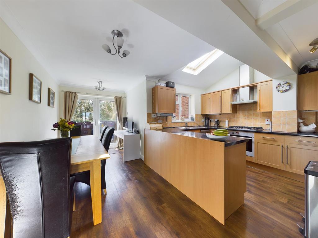 Porter Road, Basingstoke 3 bed end of terrace house £300,000