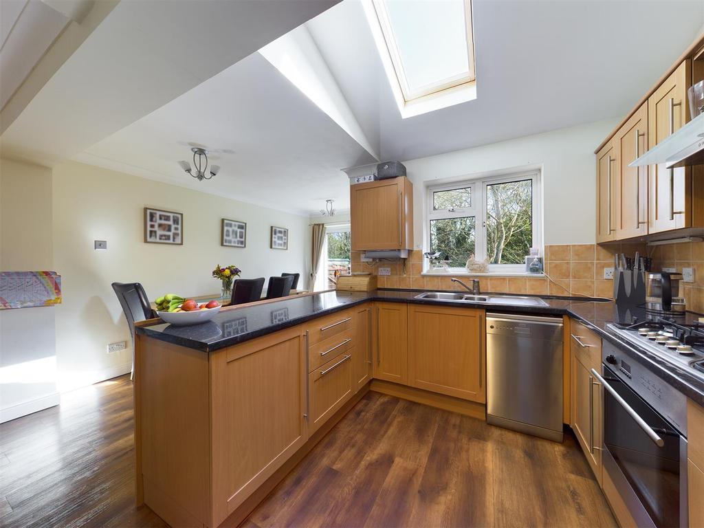 Porter Road, Basingstoke 3 bed end of terrace house £300,000