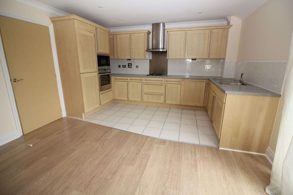 Bread and Meat Close Warwick 2 bed apartment £895 pcm (£207 pw)