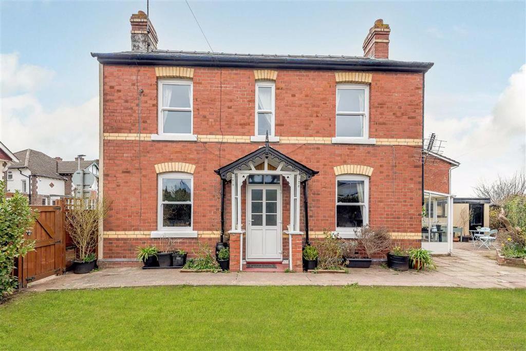 Camp Road, Ross on Wye, Herefordshire 3 bed detached house £300,000