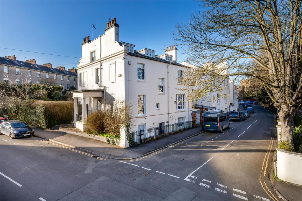 Beauchamp Hill, Leamington Spa 2 bed flat £350,000