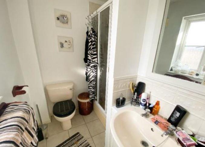 10 Bentley en-suite.JPG