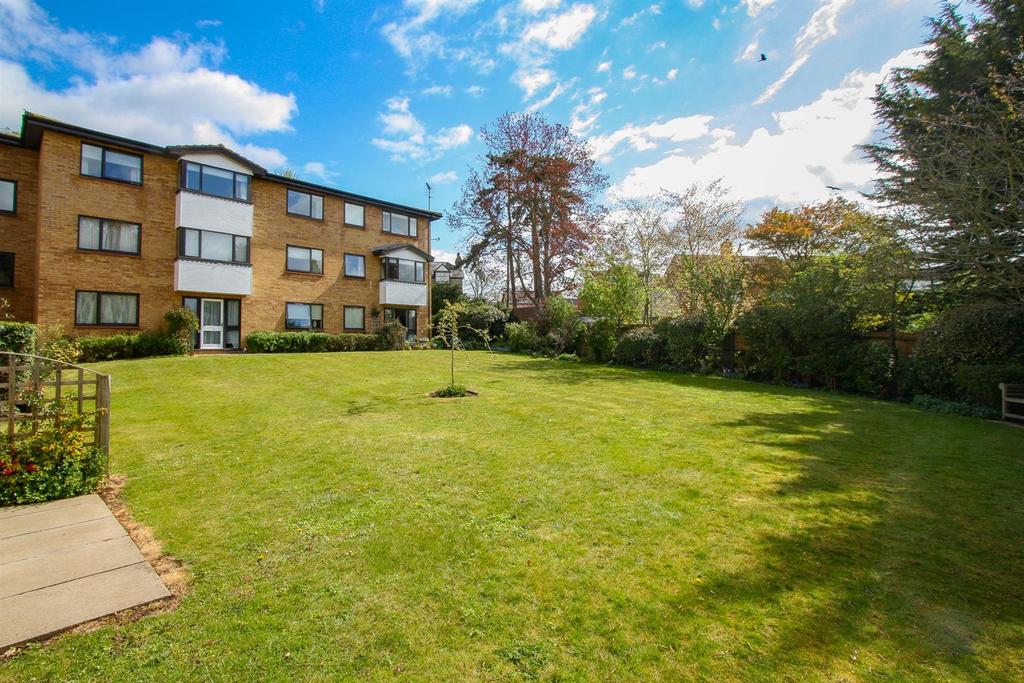 Cheveley Road, Newmarket 2 bed apartment £900 pcm (£208 pw)