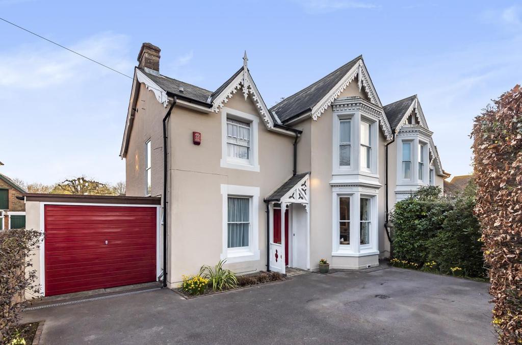 Hurst Road, Horsham, RH12 3 bed semidetached house £650,000