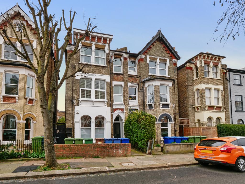 Oakhurst Grove, London, SE22 1 bed flat £450,000