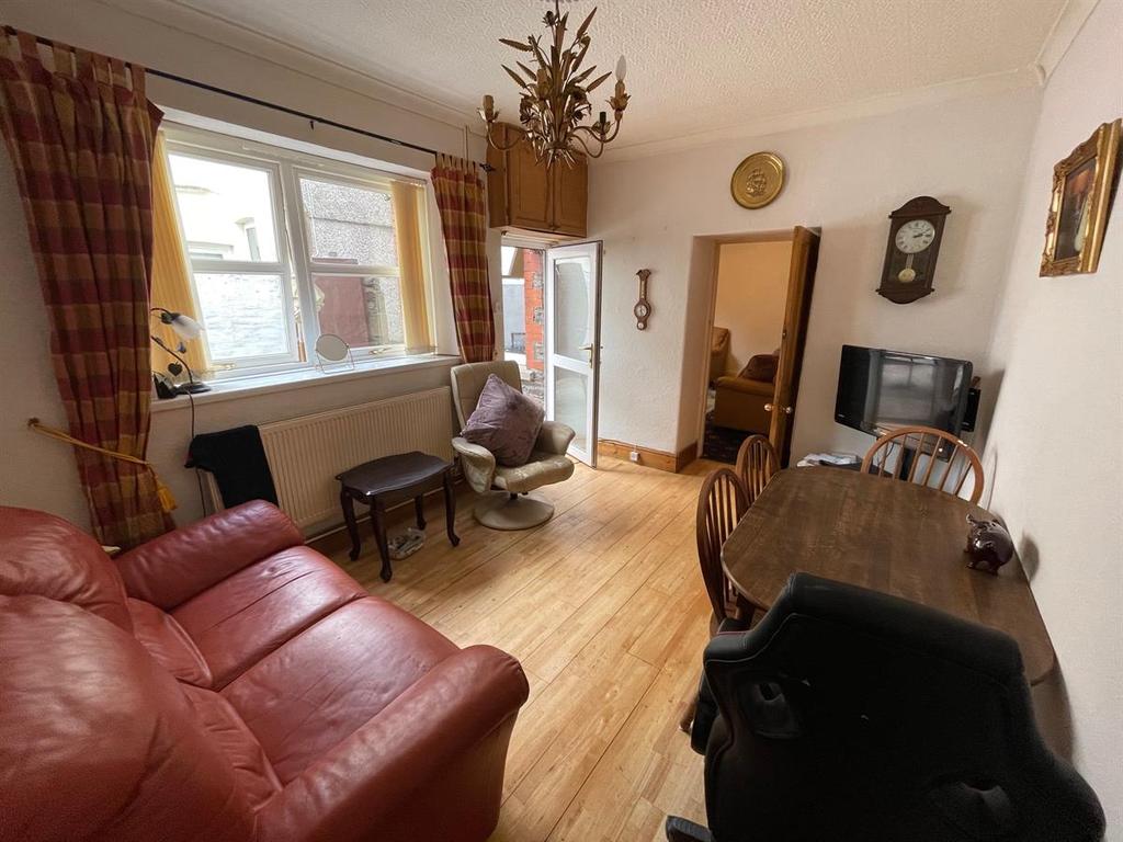 Brecon Road, Pontardawe, Swansea 3 bed semidetached house £150,000