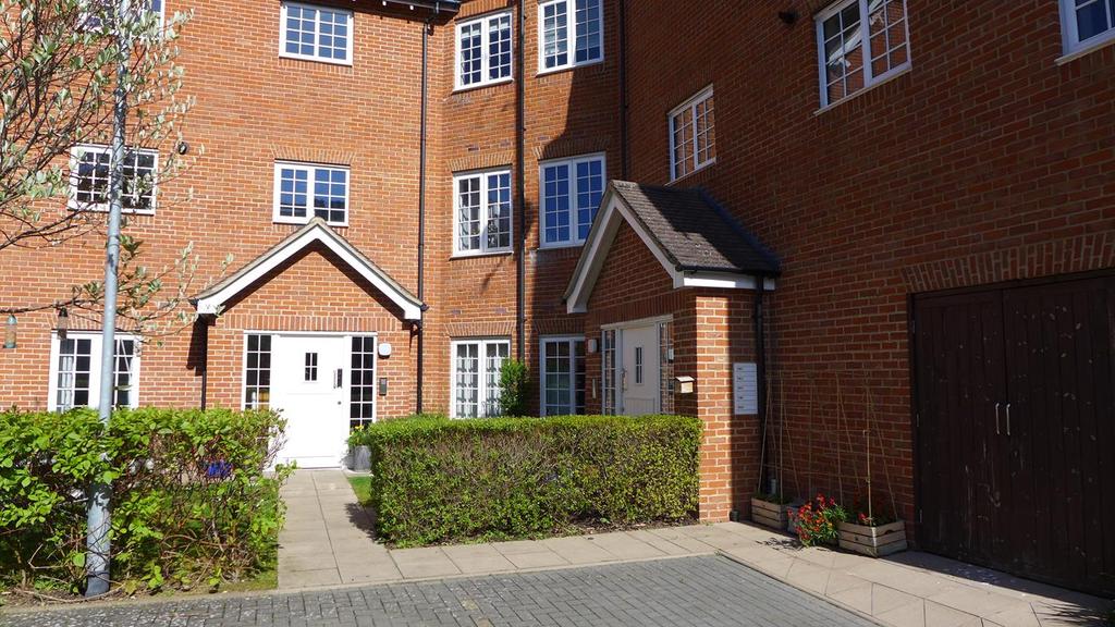 Wroughton Road, Wendover, HP22 2 bed flat £1,050 pcm (£242 pw)