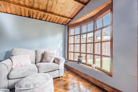 121 Vicarage Road, Sunbury-on-thames, TW16 7QB
