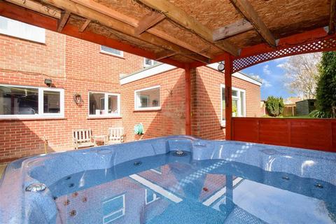 12 Blenheim Close, Herne Bay, CT6 7NB