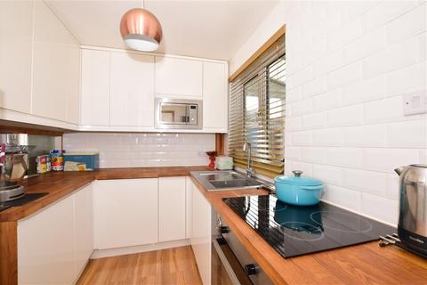 12 Joyes Close, Whitfield, Dover, CT16 3LS