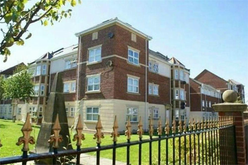 Louise House Victoria Court 3 bed apartment £695 pcm (£160 pw)