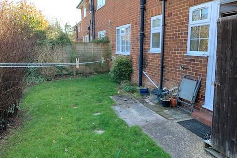 2 bedroom flat to rent, Hazelgrove Gardens, Haywards Heath