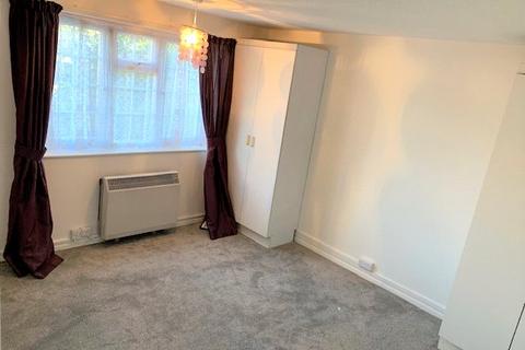 2 bedroom flat to rent, Hazelgrove Gardens, Haywards Heath