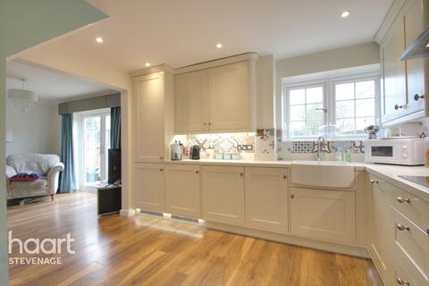 7 The Oundle, Stevenage, SG2 8JY