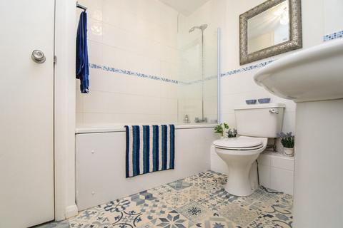 44 Fallowfield, Yateley, GU46 6LW