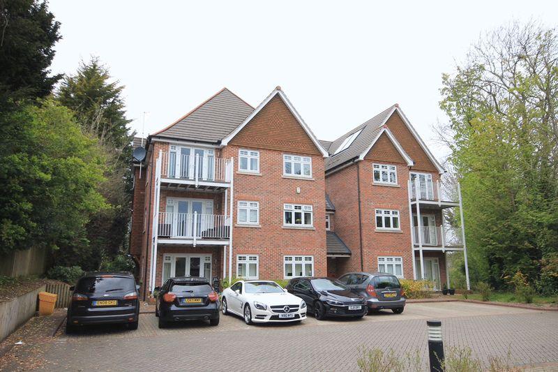 Hillview, Caterham 2 bed apartment £1,350 pcm (£312 pw)