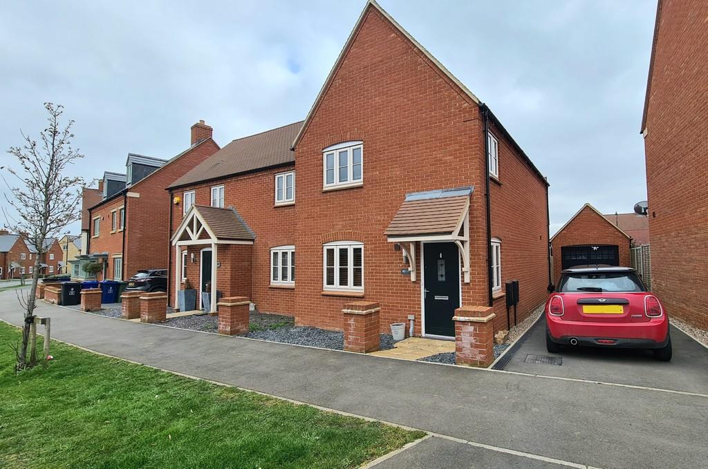Juno Crescent, Brackley 3 bed semidetached house £300,000