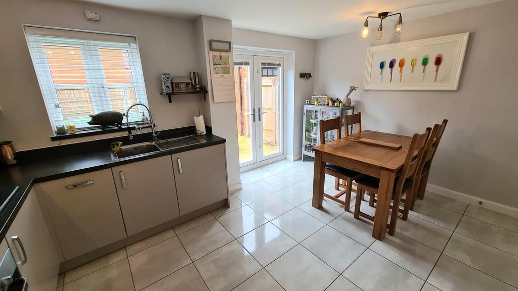 Juno Crescent, Brackley 3 bed semidetached house £300,000
